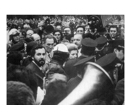 En la imagen se vena Perón y a su esposa cuando ingresan al velorio de José I Rucci
